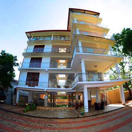 Happy Leoni Hotel Anuradhapura Exterior foto