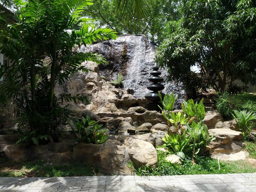 Happy Leoni Hotel Anuradhapura Exterior foto